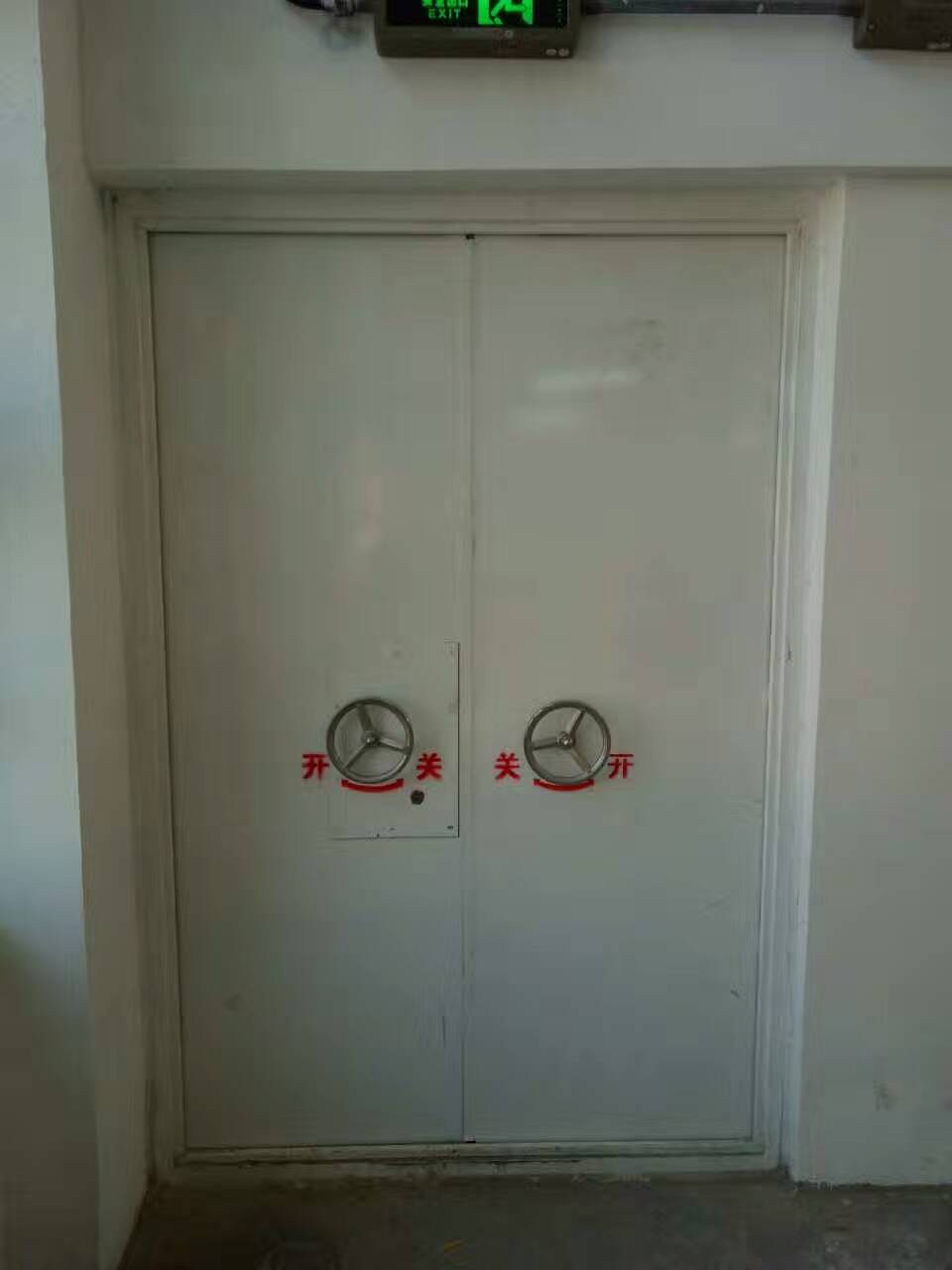 й